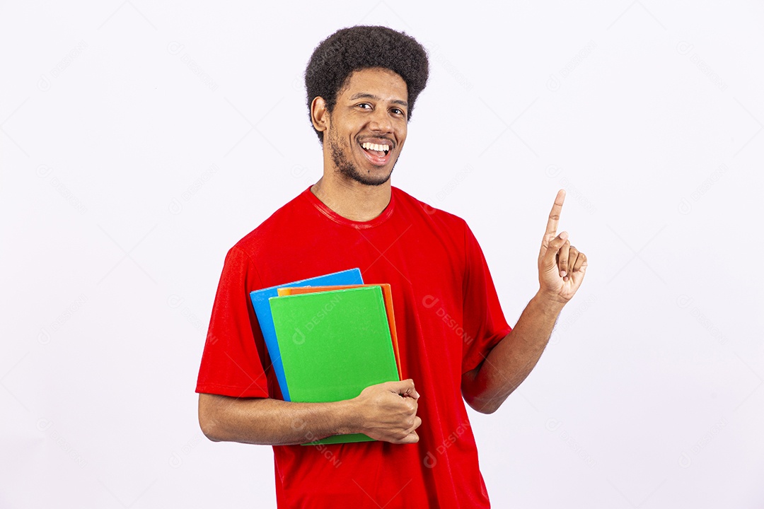 Homem negro jovem segurando livros