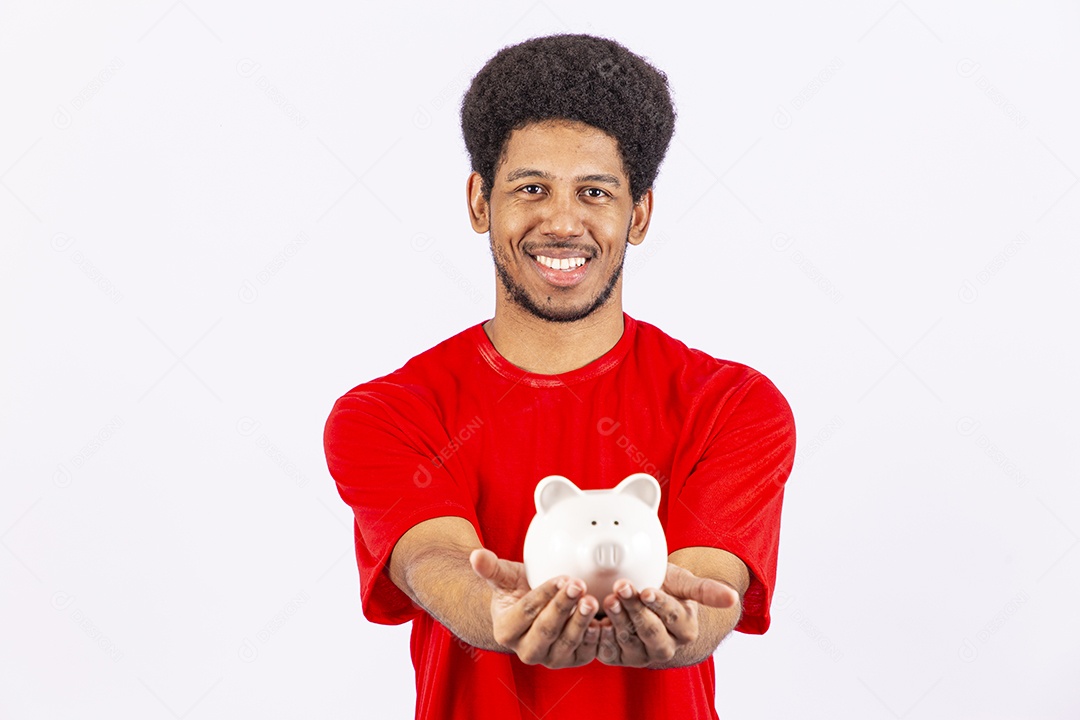 Homem negro jovem segurando cofre de moedas