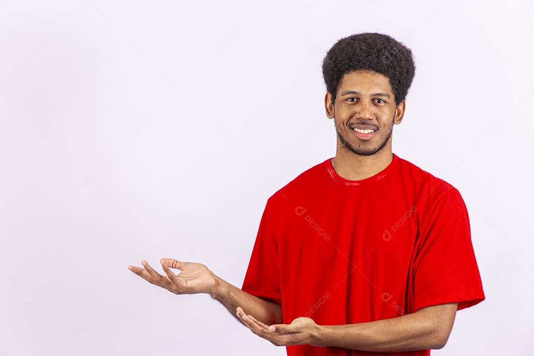 Homem negro jovem em fundo branco