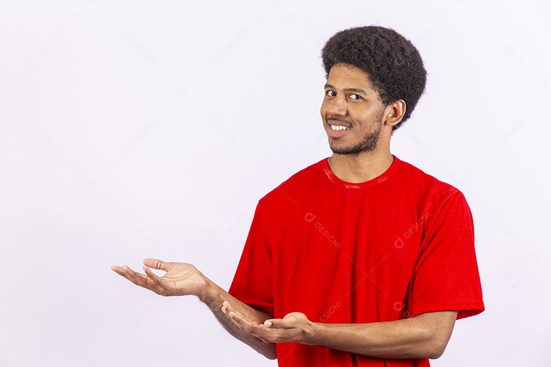 Homem negro jovem em fundo branco