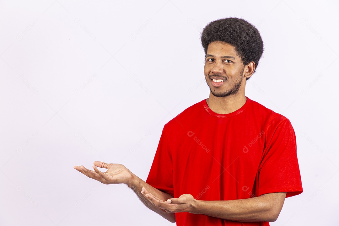 Homem negro jovem em fundo branco