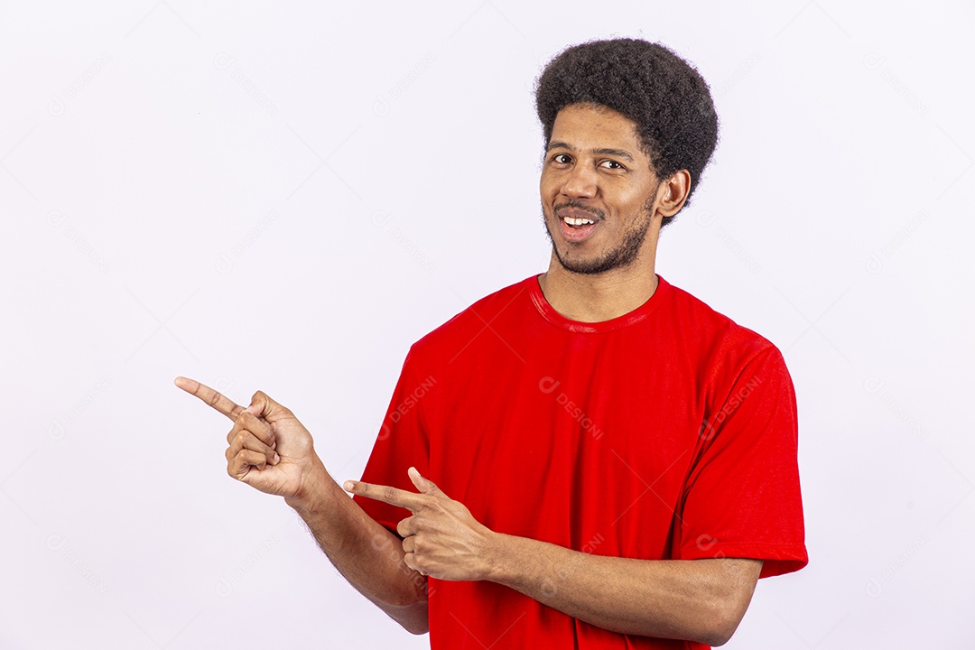 Homem negro jovem em fundo branco