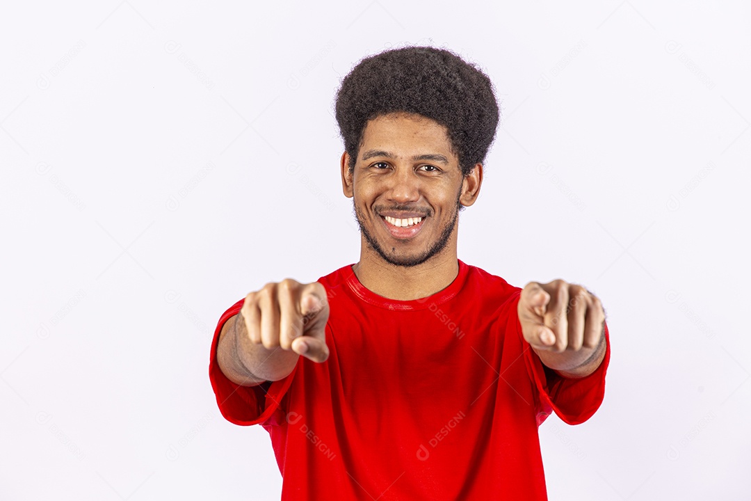 Homem negro jovem em fundo branco