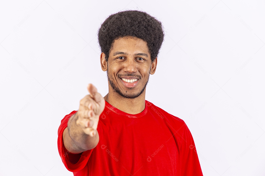 Homem negro jovem em fundo branco