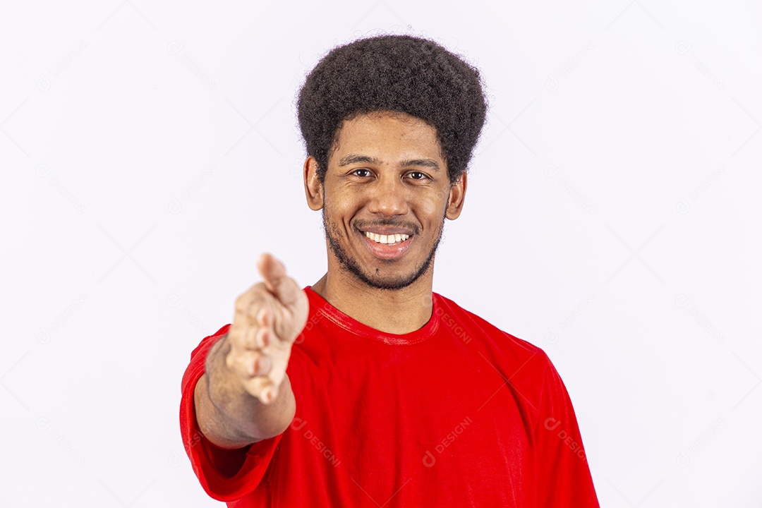 Homem negro jovem em fundo branco