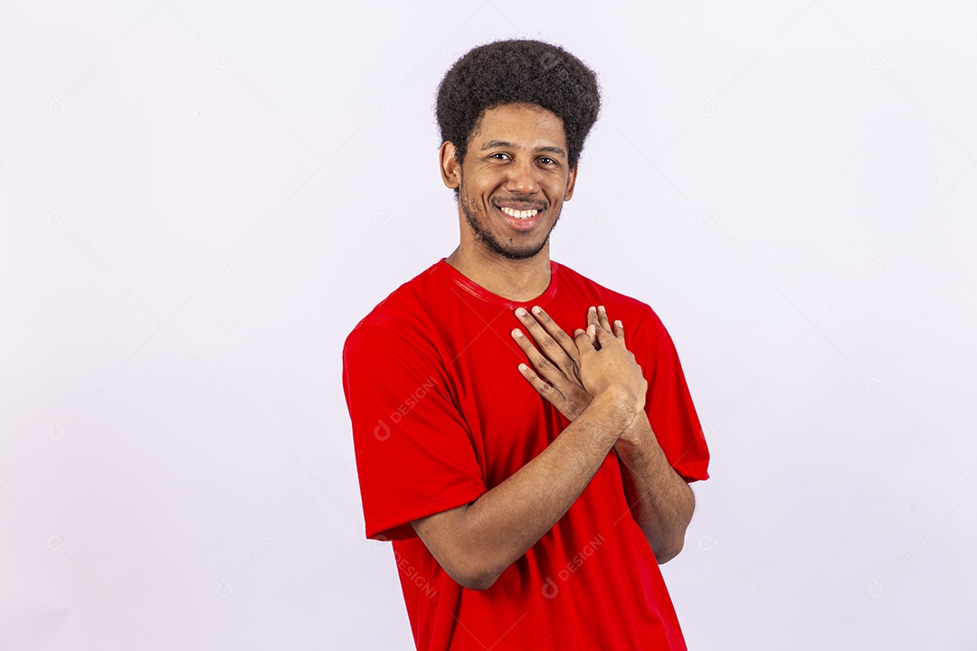 Homem negro jovem em fundo branco