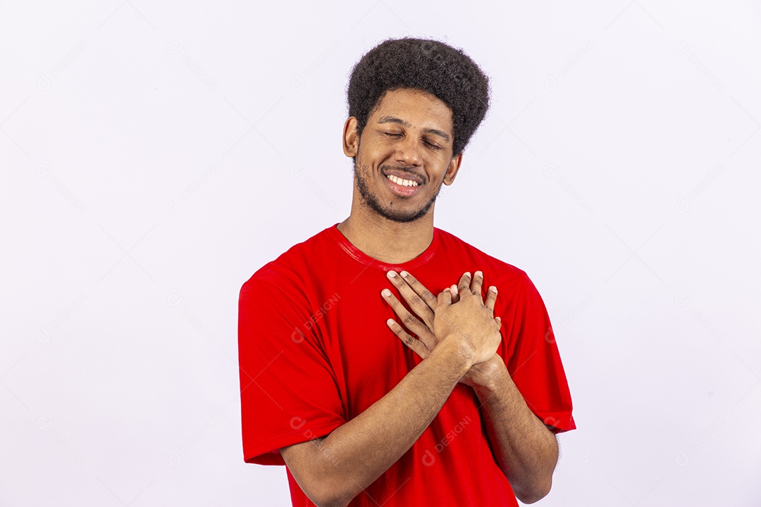 Homem negro jovem em fundo branco