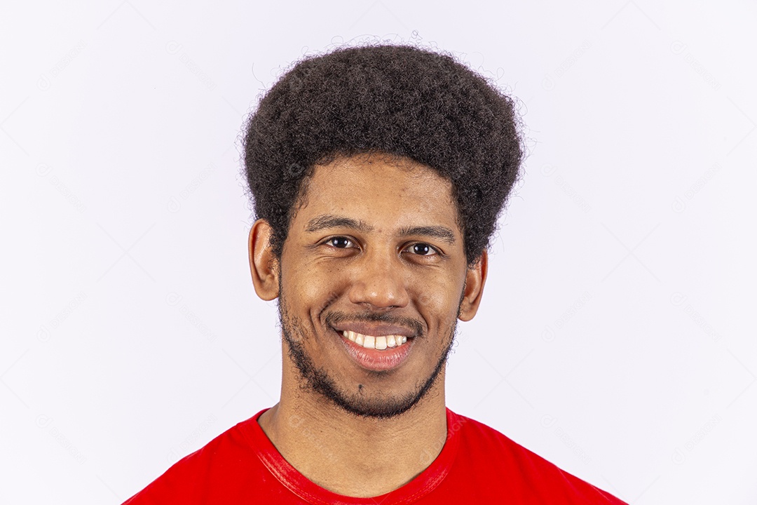 Homem negro bonito em fundo branco