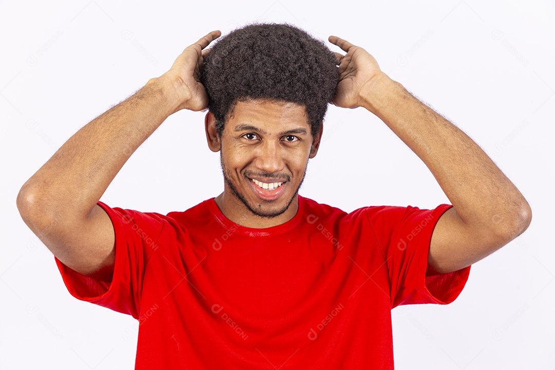 Homem negro bonito em fundo branco