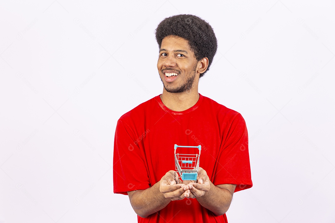 Homem negro bonito segurando mini carrinho de compras