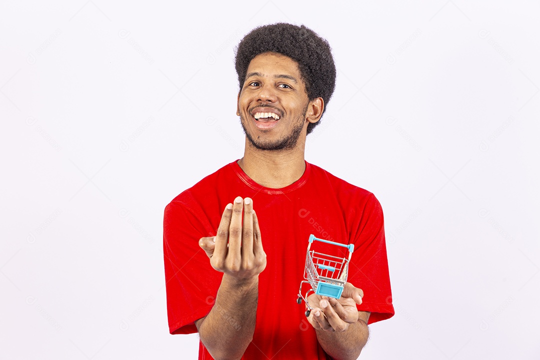 Homem negro bonito segurando mini carrinho de compras