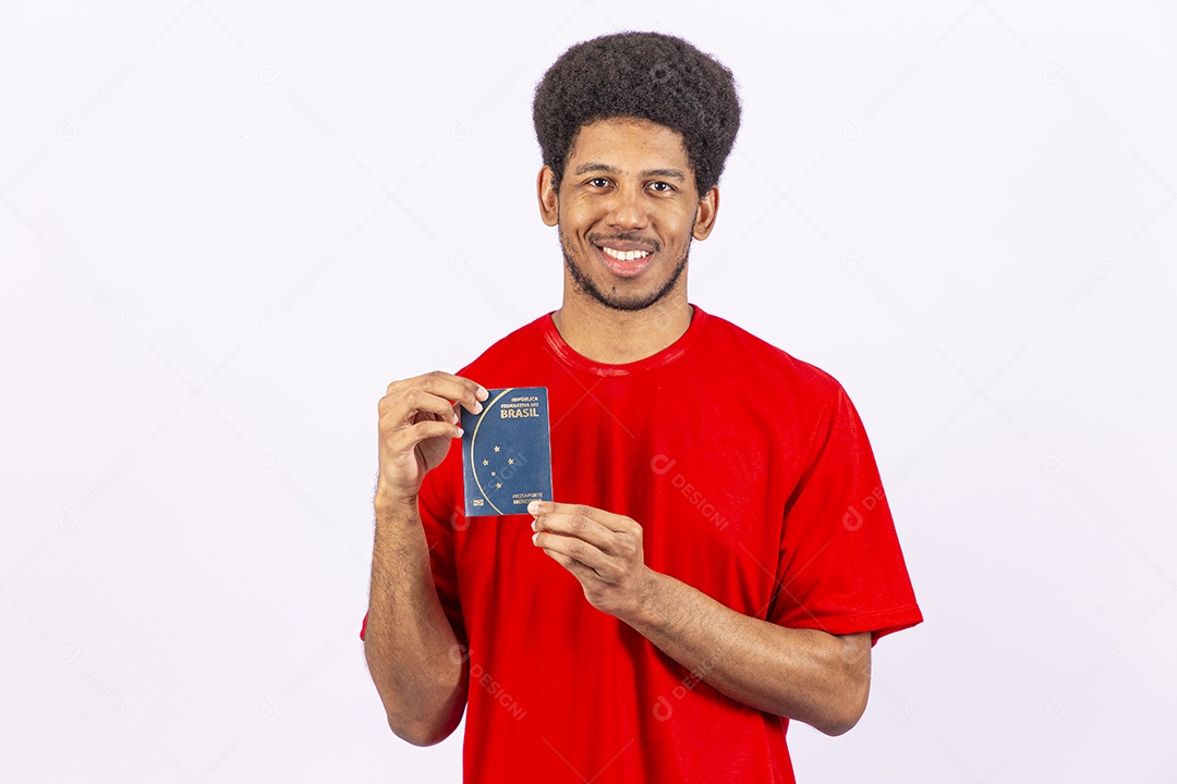 Homem negro bonito segurando passaporte