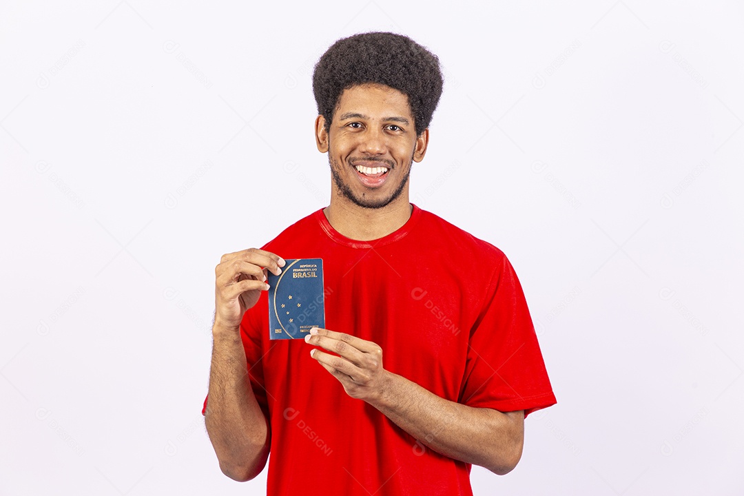 Homem negro bonito segurando passaporte