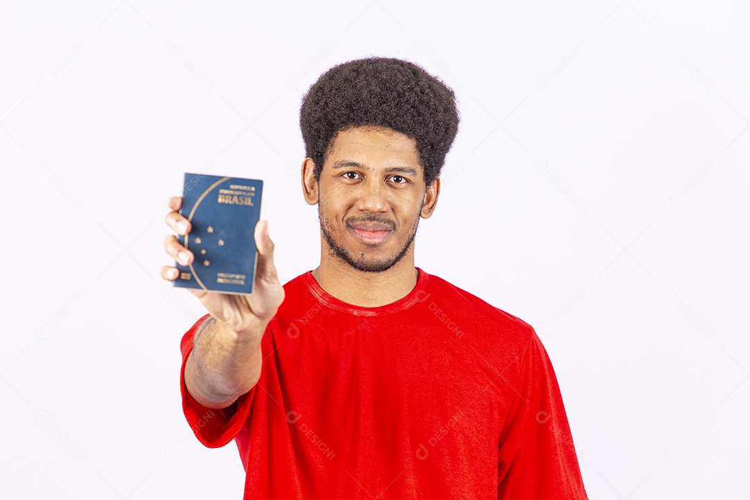 Homem negro bonito segurando passaporte