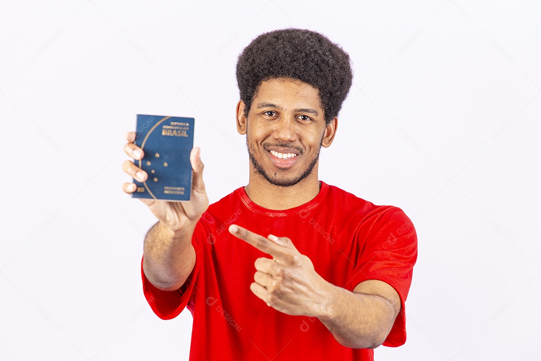 Homem negro bonito segurando passaporte