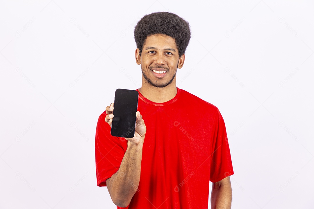 Homem negro bonito segurando celular