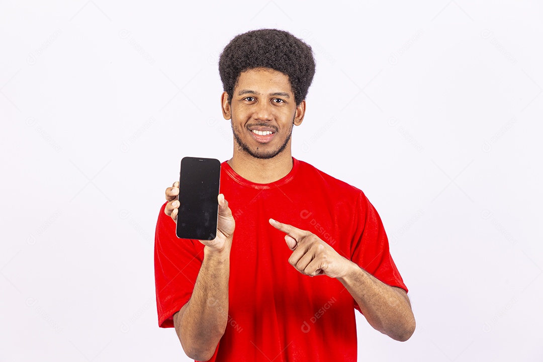 Homem negro bonito segurando celular