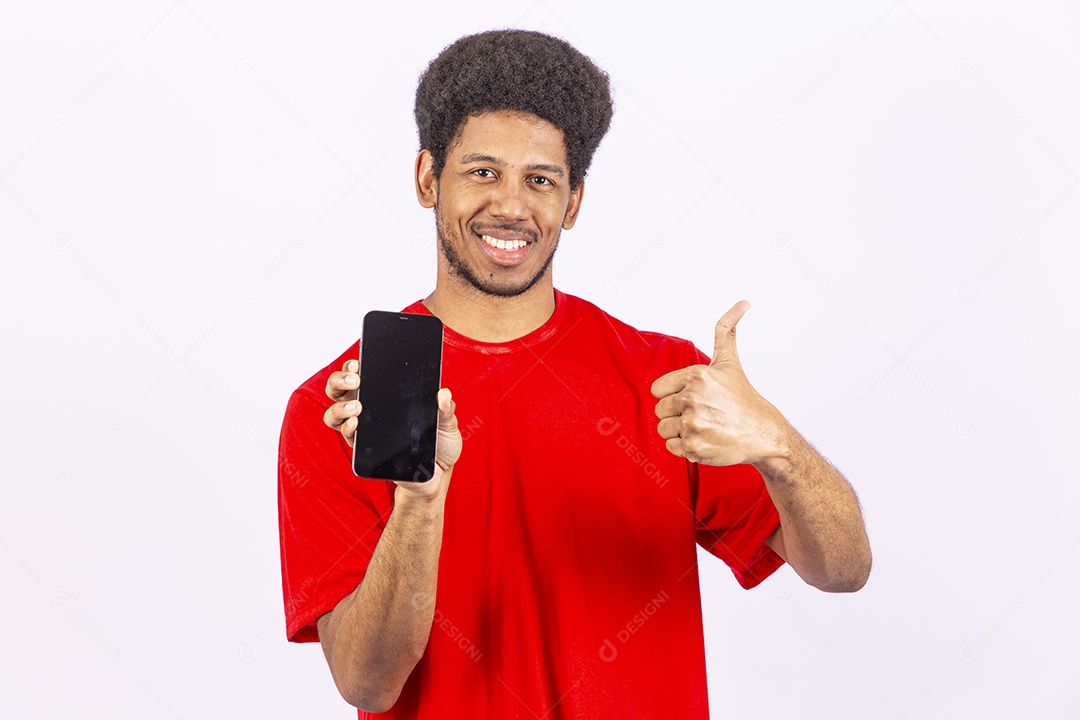 Homem negro bonito segurando celular