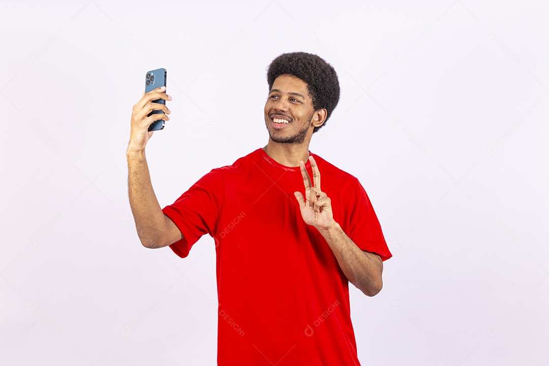 Homem negro bonito segurando celular