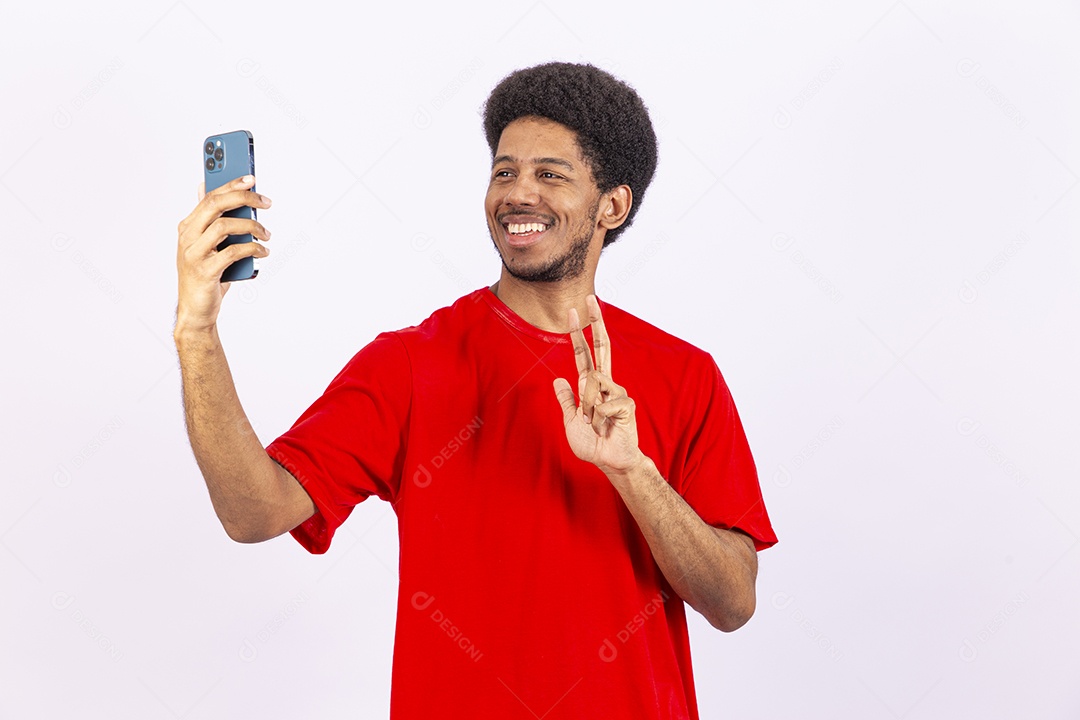 Homem negro bonito segurando celular
