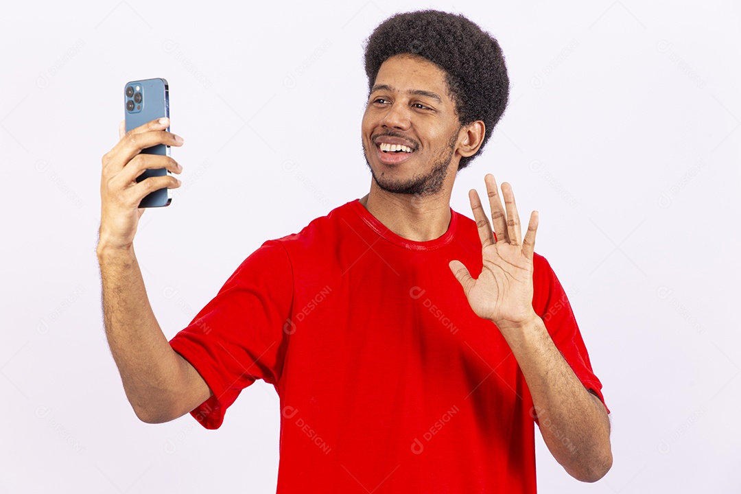 Homem negro bonito segurando celular