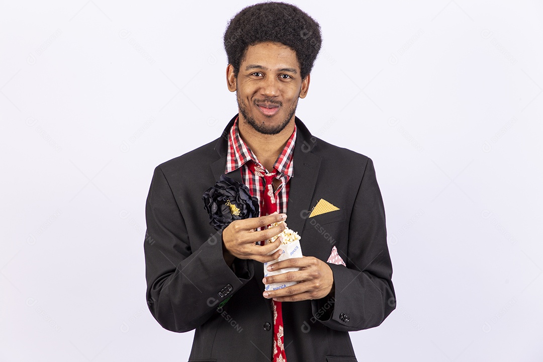 Homem negro com trajes de festa junina