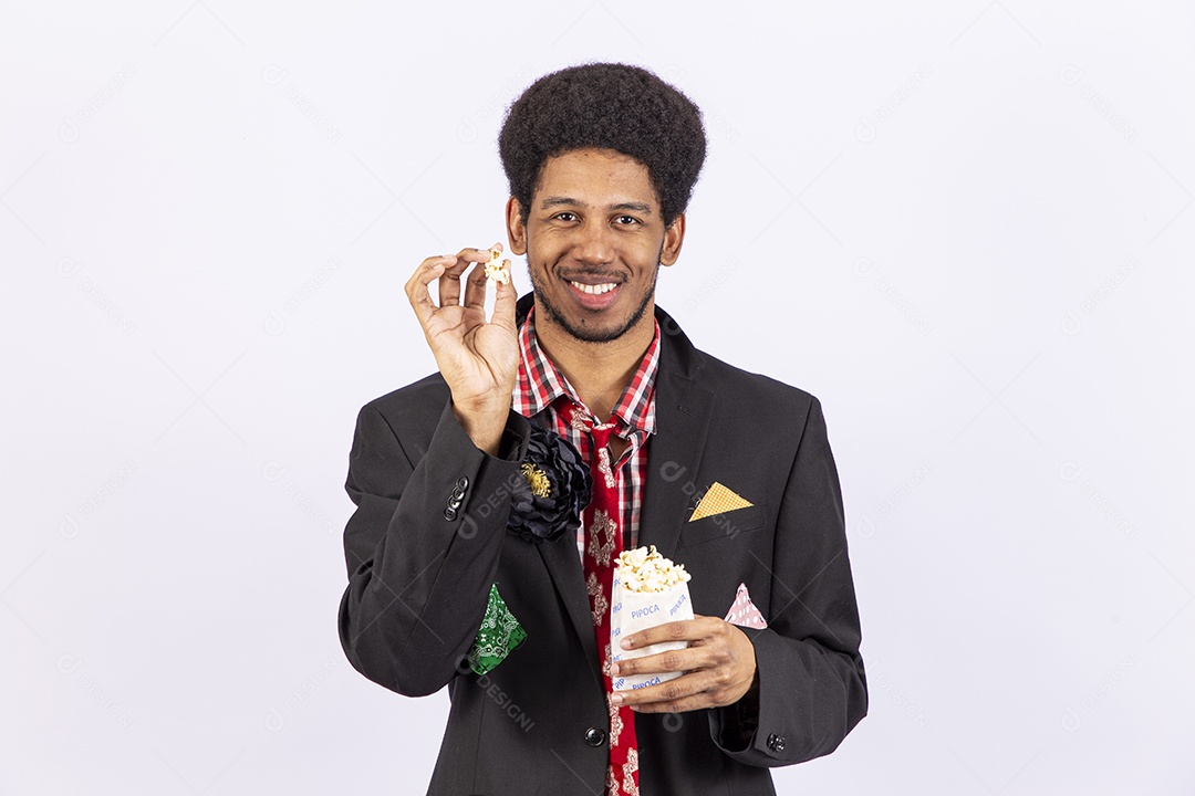 Homem negro com trajes de festa junina