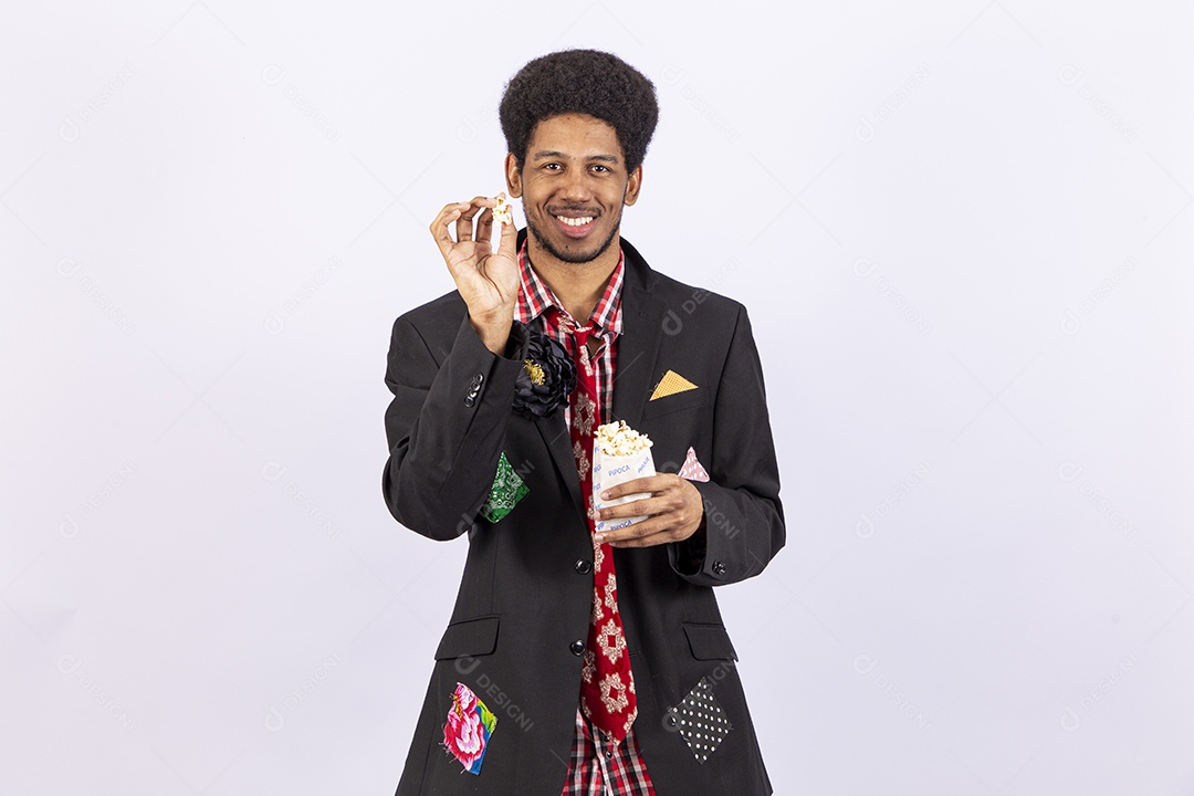 Homem negro com trajes de festa junina