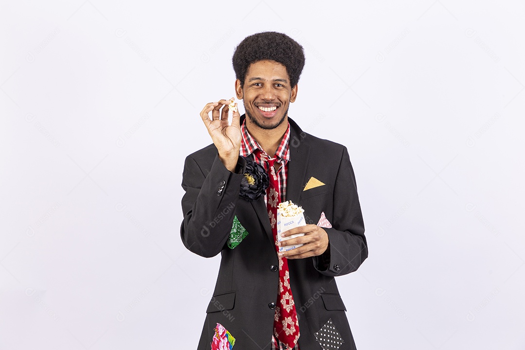 Homem negro com trajes de festa junina