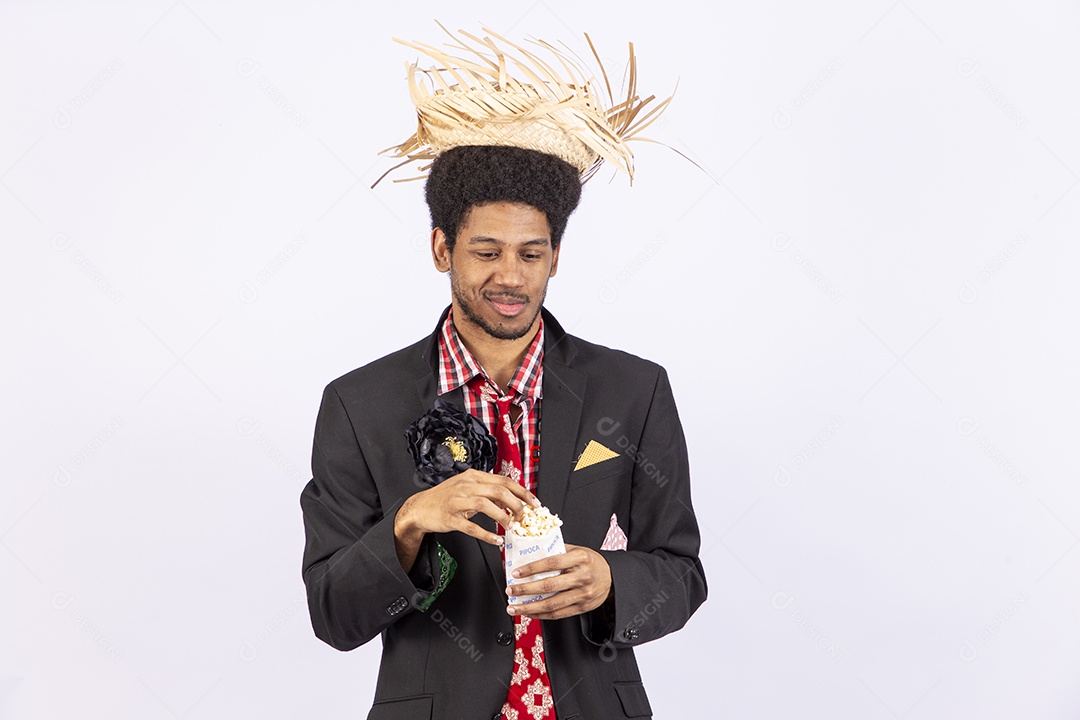 Homem negro com trajes de festa junina