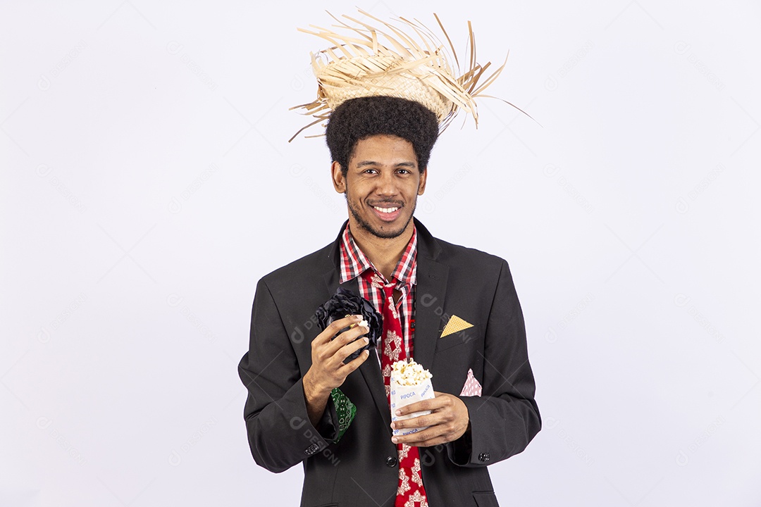 Homem negro com trajes de festa junina