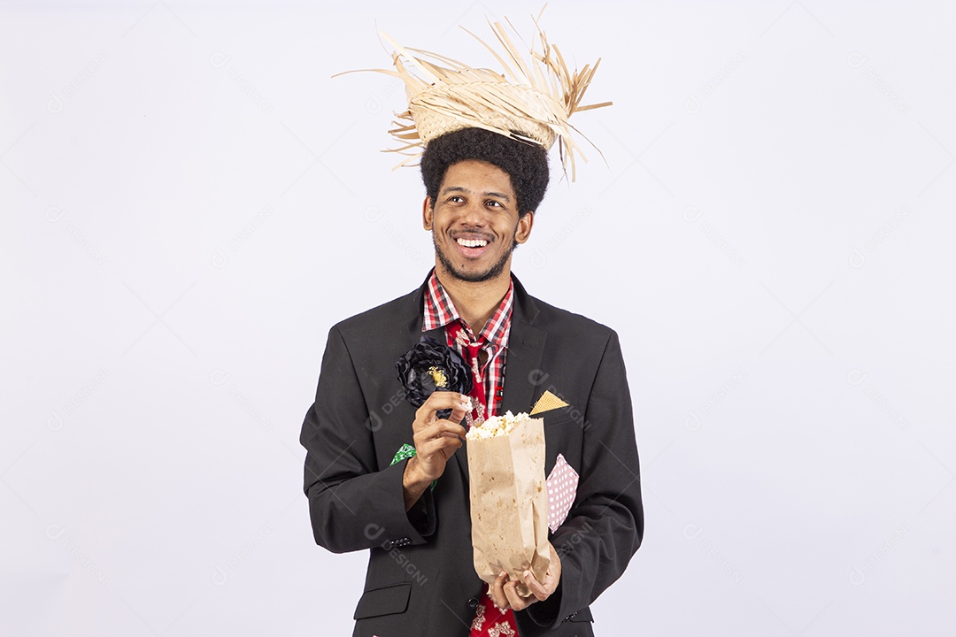 Homem negro com trajes de festa junina