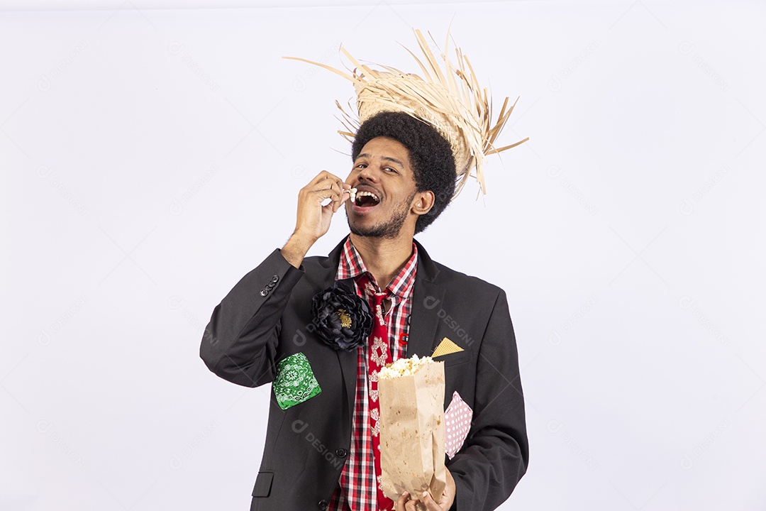 Homem negro com trajes de festa junina