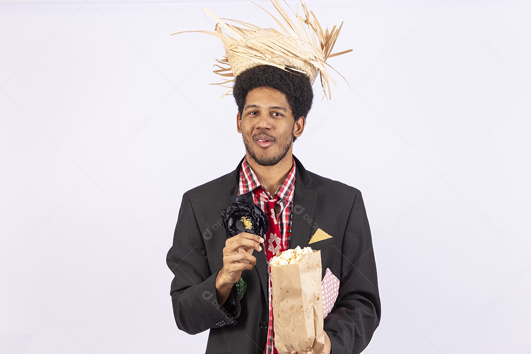 Homem negro com trajes de festa junina