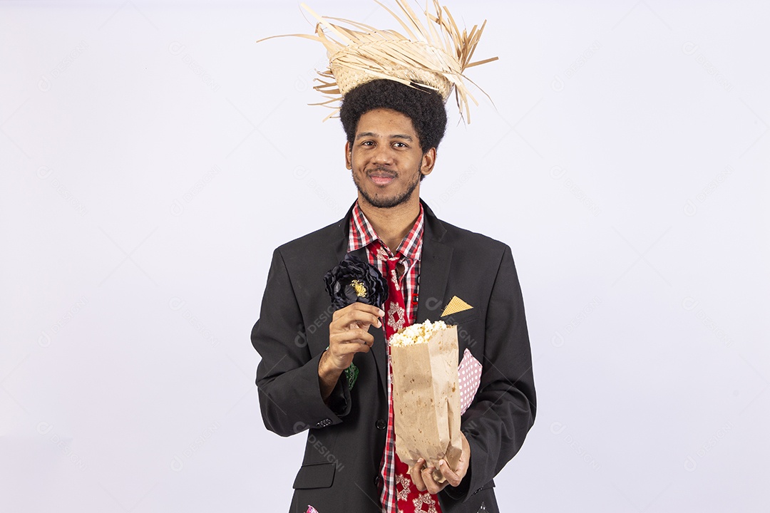 Homem negro com trajes de festa junina