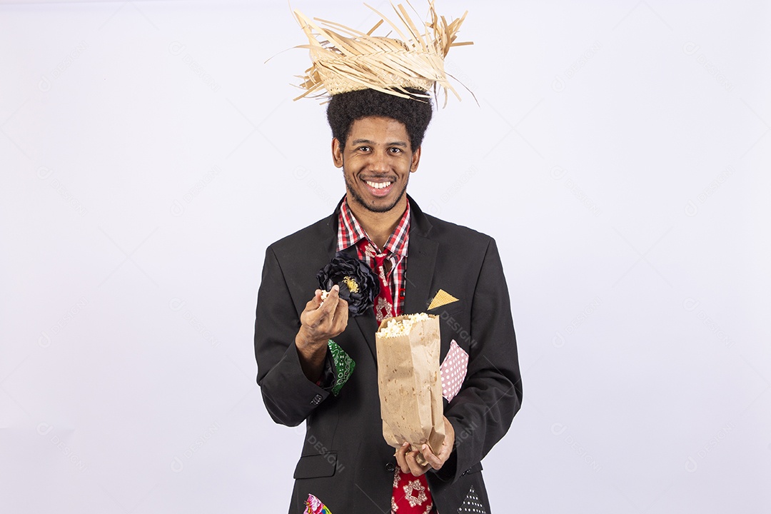 Homem negro com trajes de festa junina