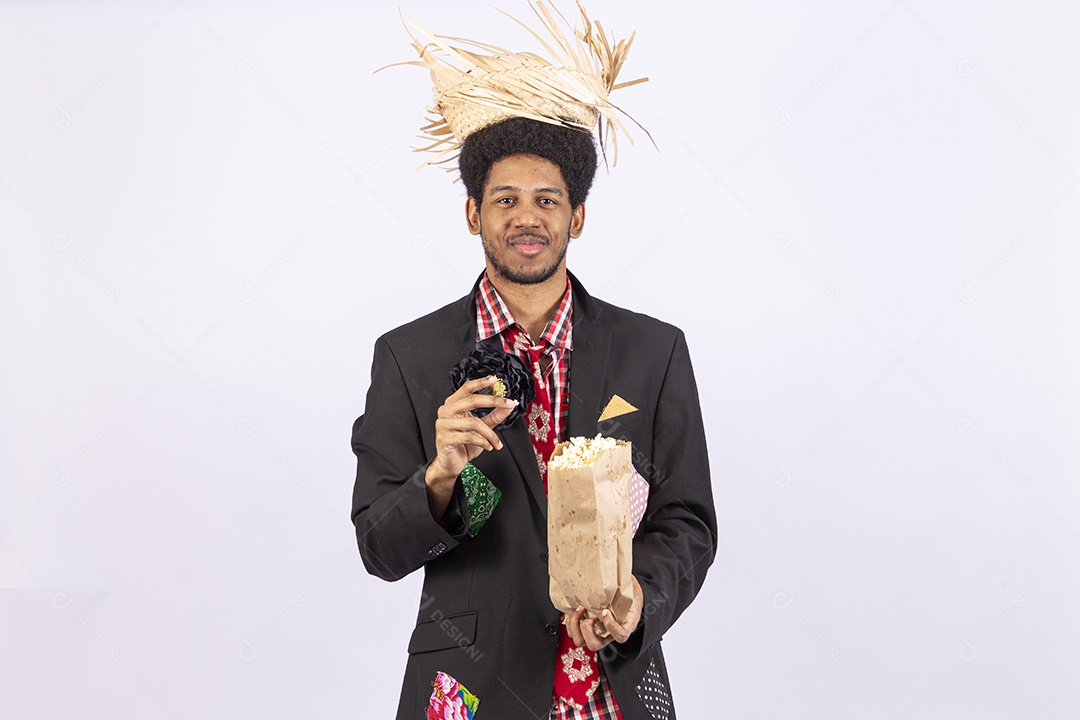 Homem negro com trajes de festa junina