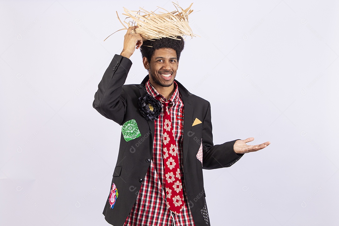 Homem negro com trajes de festa junina