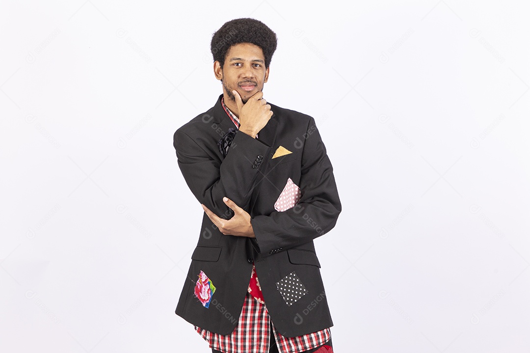 Homem negro com trajes de festa junina