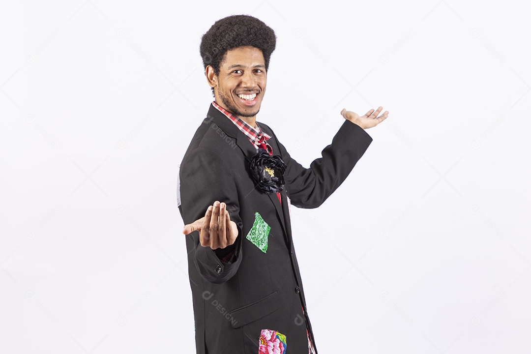 Homem negro com trajes de festa junina