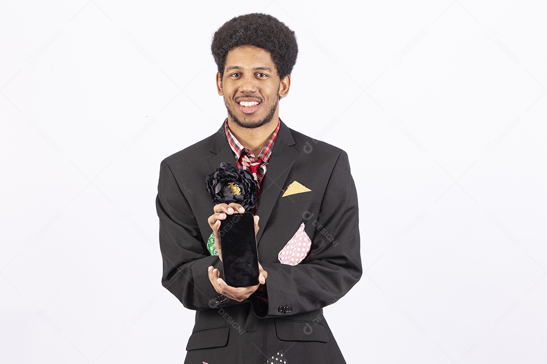 Homem negro com trajes de festa junina