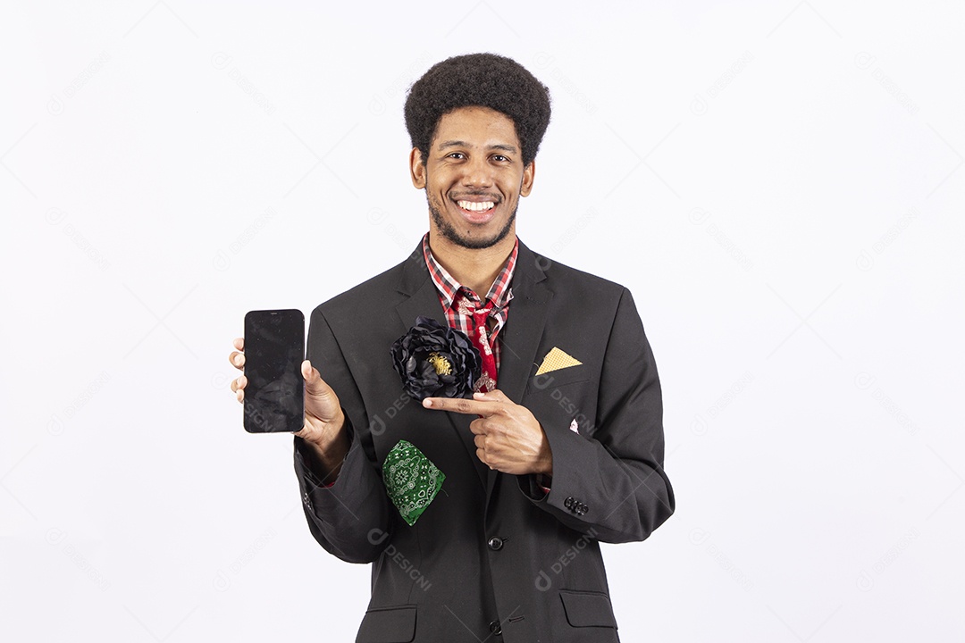 Homem negro com trajes de festa junina