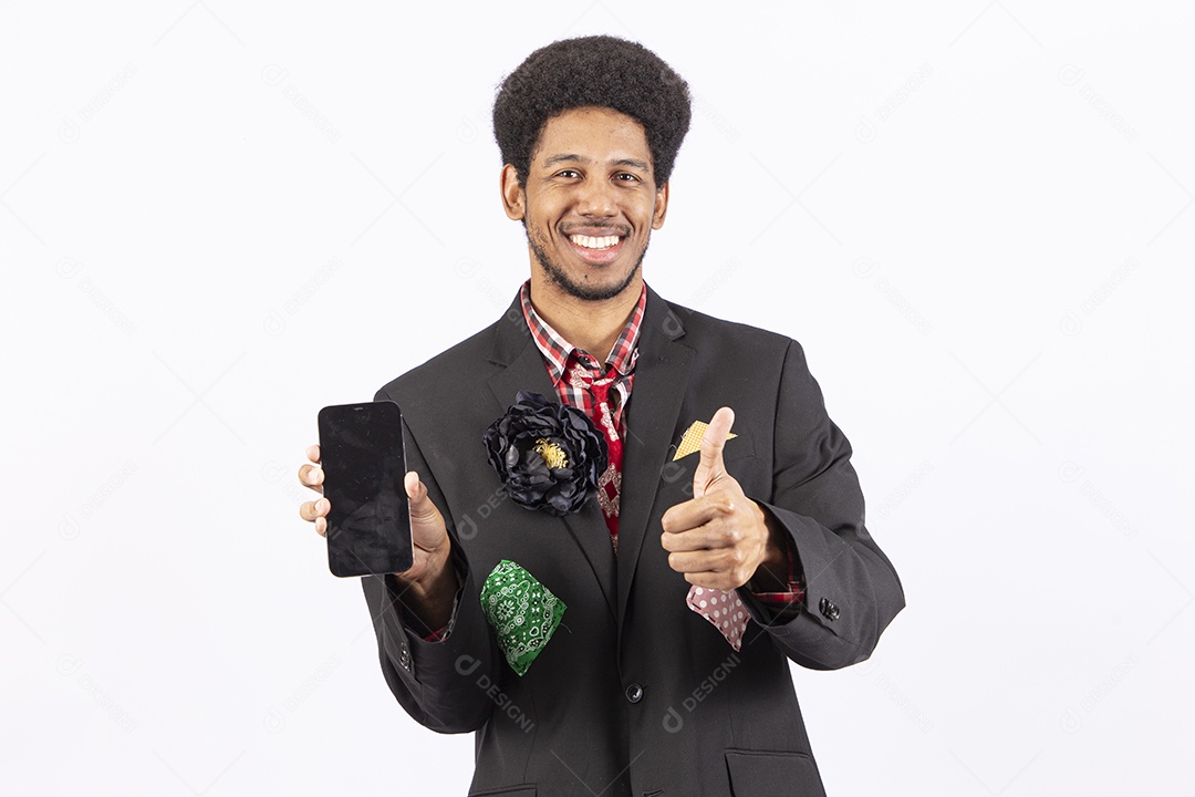 Homem negro com trajes de festa junina