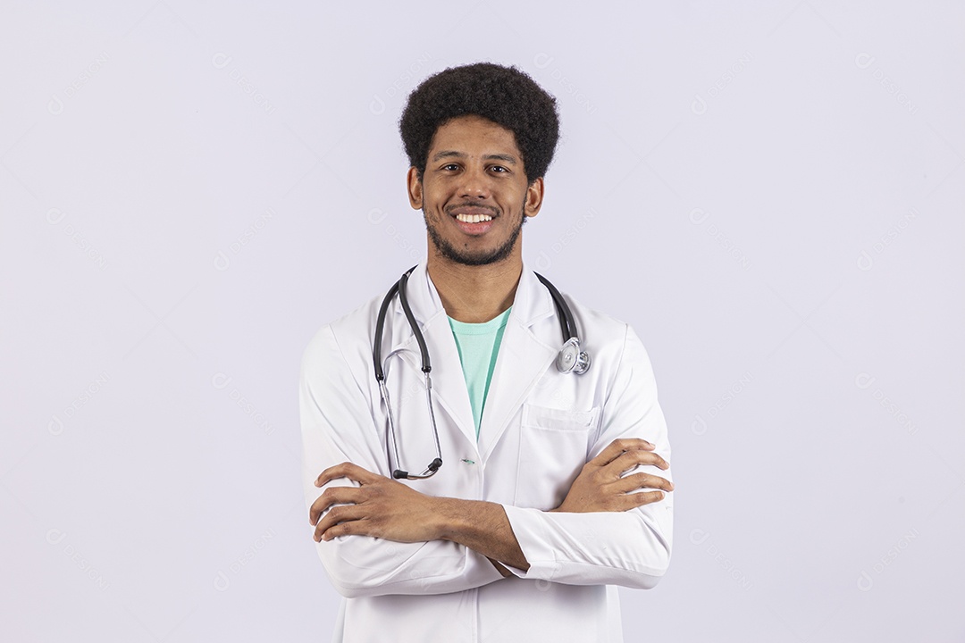 Homem negro médico com jaleco branco