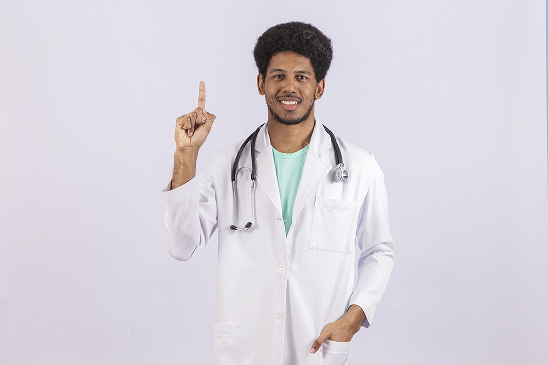 Homem negro médico com jaleco branco