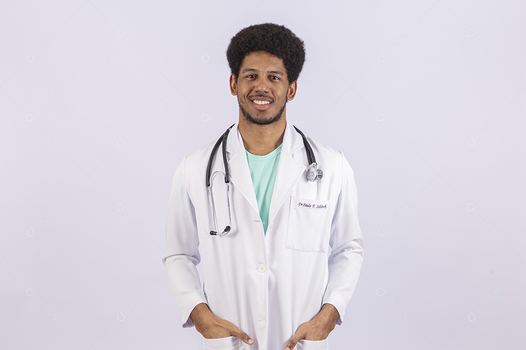 Homem negro médico com jaleco branco