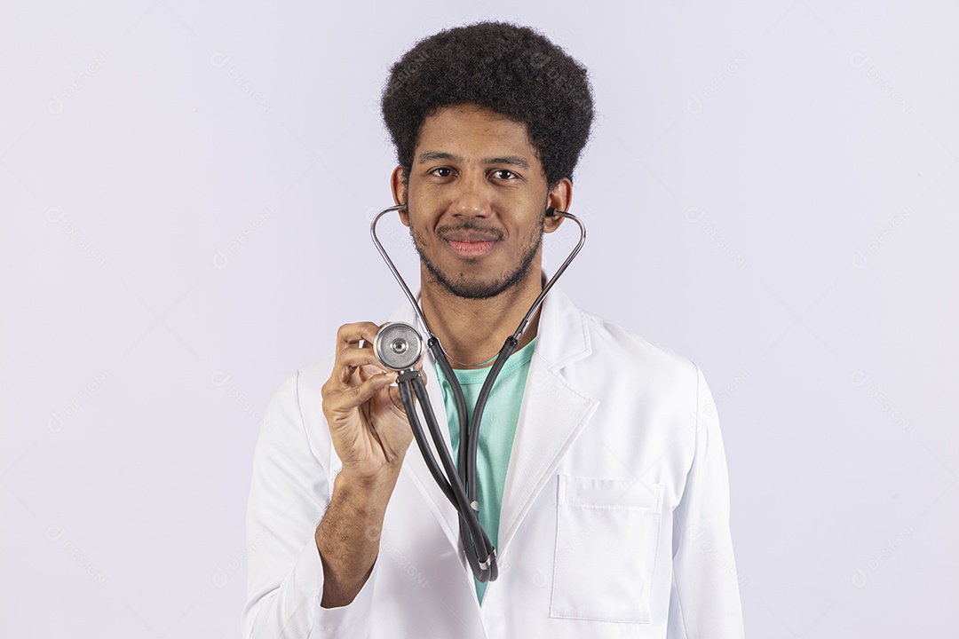 Homem negro médico com jaleco branco