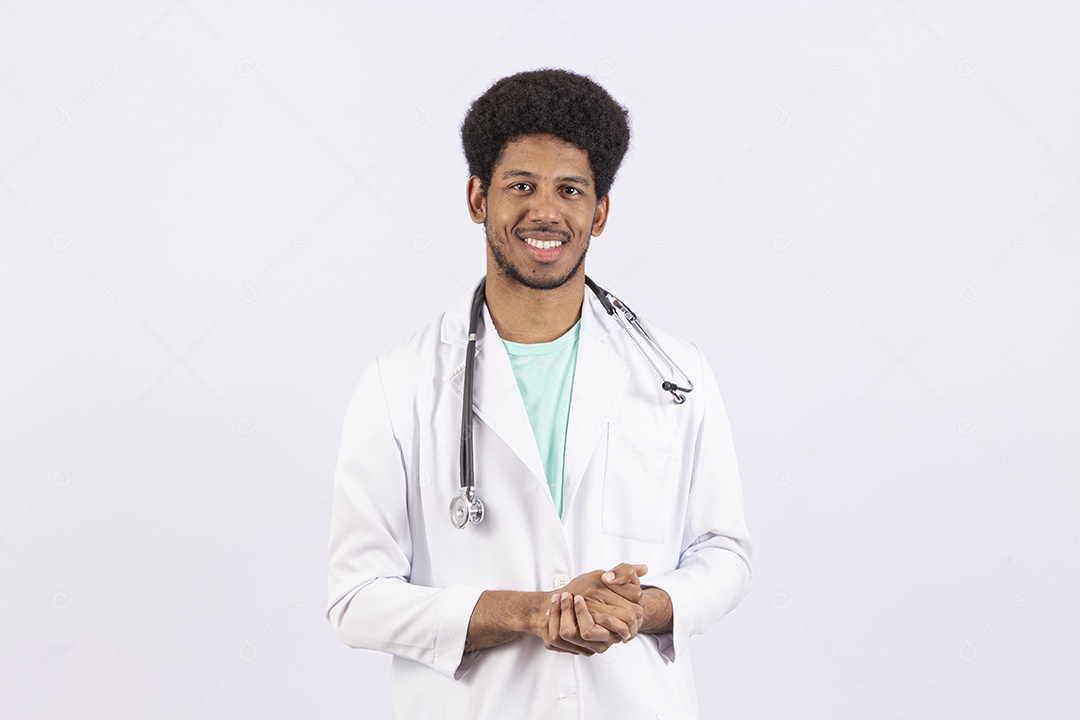Homem negro médico com jaleco branco