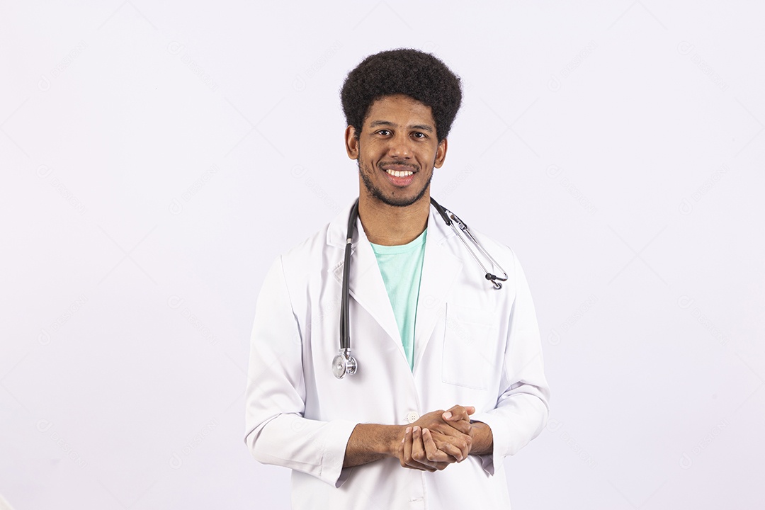 Homem negro médico com jaleco branco