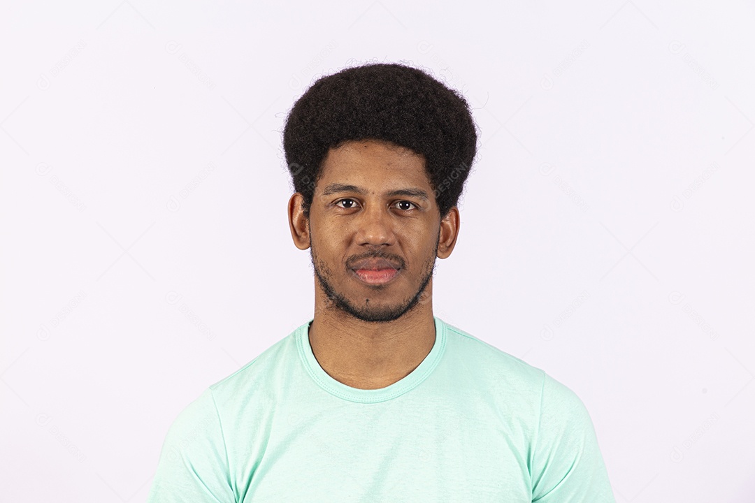 Homem negro feliz em fundo branco